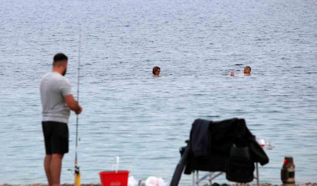 Antalya’da kasım ayında denize girmenin keyfini çıkardılar
