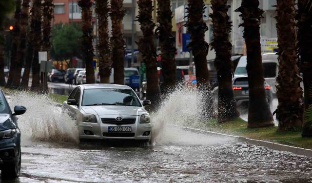 Antalya’da şiddetli yağış ve yıldırımlar etkili oldu