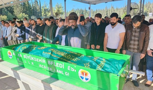 Baba, kazada ölen oğlunun cenaze namazını kıldırdı