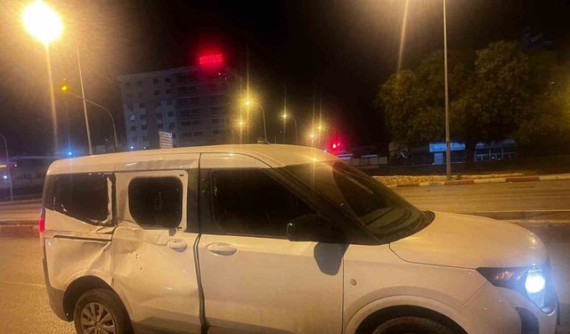 Başıboş at, araca çarptı