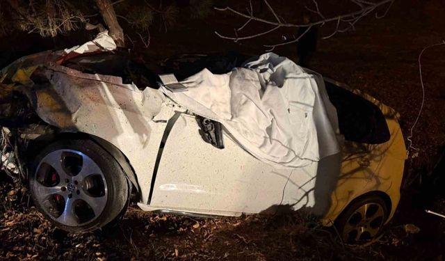 Burdur’da kamyonet ile çarpışan otomobil hurdaya döndü: 1 ölü, 1 yaralı