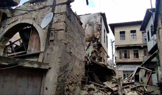 Daha önce yangında zarar gören eski bina yağışlı havada çöktü