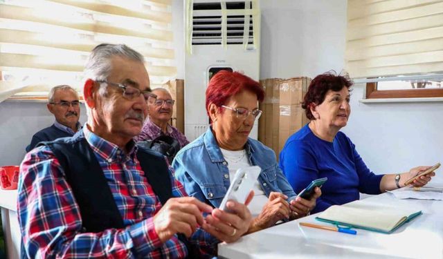 Dijital çağın kapıları yaş almış bireylere açılıyor: 60 yaş üzeri bireylere akıllı telefon kullanımı dersi