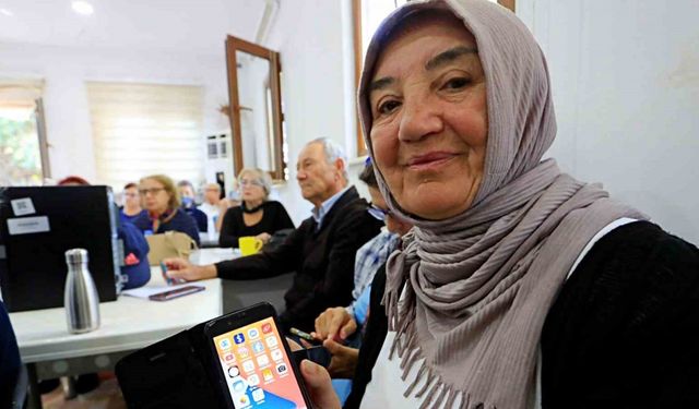 Dolandırıcıların hedef kitlesi 60 yaş üzerine akıllı telefon kullanımı eğitimi