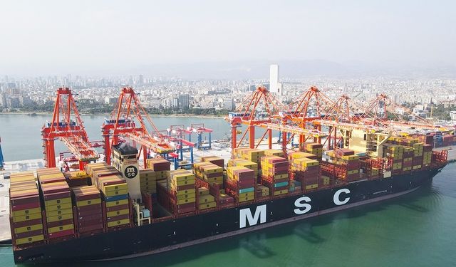 Dünyanın en büyük konteyner gemisi Mersin Limanı’na geldi