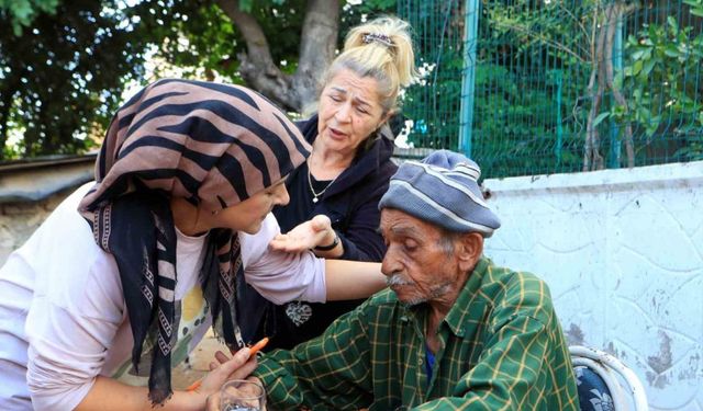 Evde çıkan yangında yaşlı çiftin yardımına komşuları koştu