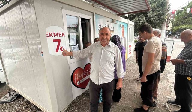 Fiyatın yarısından daha ucuza ekmek satınca metrelerce kuyruk oluştu