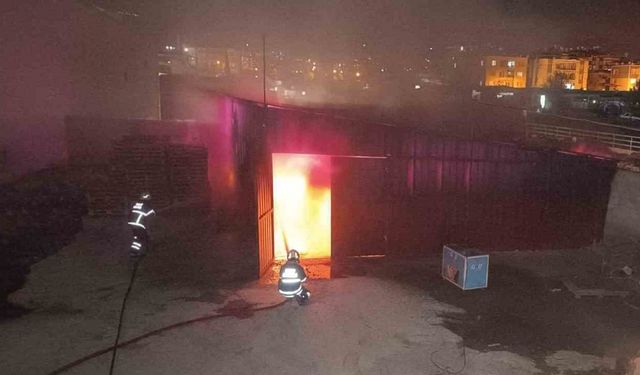 Hatay’da depo alevlere teslim oldu