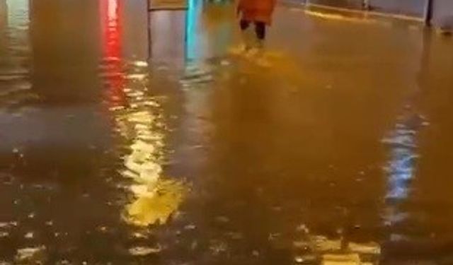 Hatay’da sağanak yağış caddeleri göle çevirdi