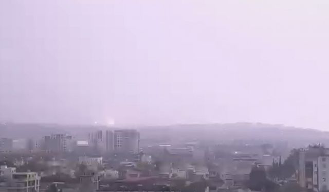 Hatay’da yıldırımın düşme anı kameraya yansıdı