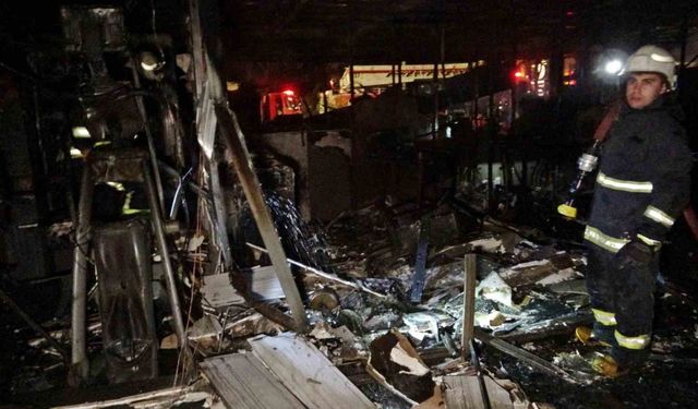 Konyaaltı Sahili’ndeki kafe yanarak küle döndü, 5 yavru köpek telef oldu