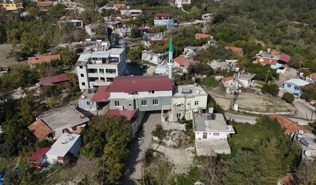 Mahallelinin uygun yer bulamaması üzerine inşa edilen caminin altından 6 metre genişliğinde yol geçiyor