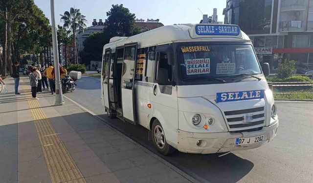 Minibüse çarpmamak için motosikleti devirdi: 1 yaralı