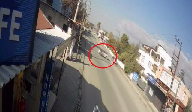 Motosikletin, dönüş yapmak isteyen otomobile ok gibi sağlandığı kaza kamerada