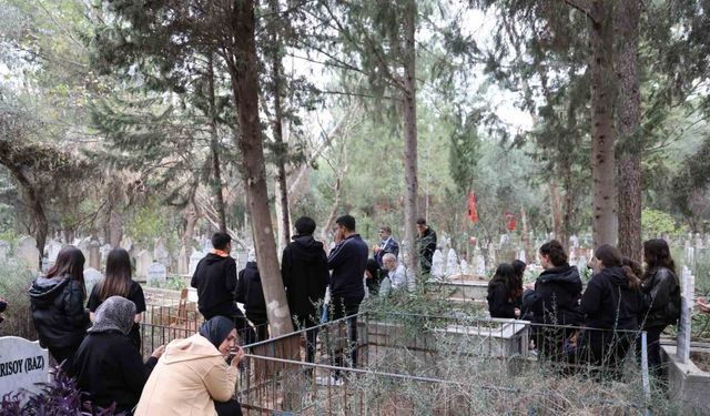 Öğrencileri, öğretmenler gününde vefat eden öğretmenlerini unutmadı