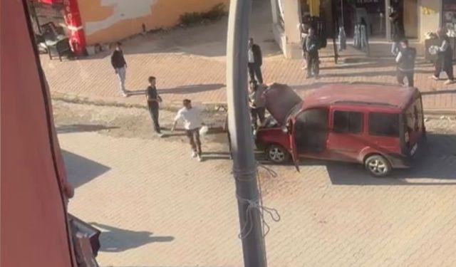 Osmaniye’de araç yandı, esnaf facianın önüne geçti