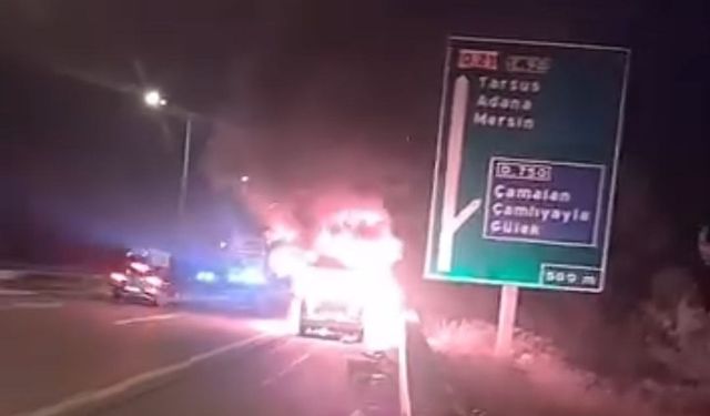 Otoyolda yanan otomobil kullanılamaz hale geldi