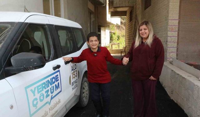 Özel gereksinimli birey Sebahattin, evinin bulunduğu sokakta rahatça yürüyebilsin diye yollar asfaltlandı