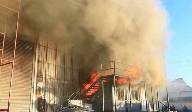 Sandalye üretim atölyesi alev alev yandı