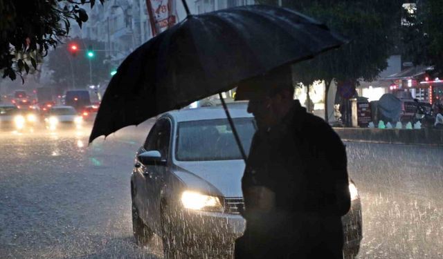 Sarı alarm ile uyarılan Antalya’da sağanak etkisini gösteriyor