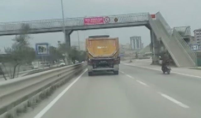 Sol şeritte 100 kilometre hızla ilerleyen hafriyat kamyonu hayrete düşürdü