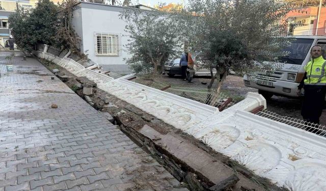 Su basan sitenin istinat duvarı yıkıldı