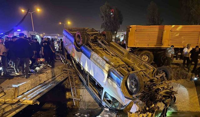 Tarsus’ta yolcu minibüsü ile otomobil çarpıştı: 10 yaralı