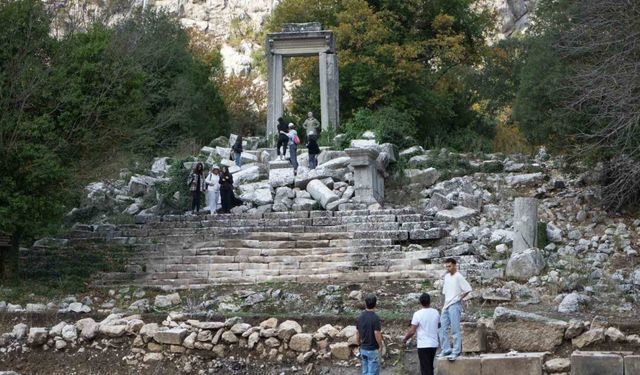 Termessos’ta ilk kazıda dans eden kadınlar mezarı, Antiochis’in anıt mezarı ve figürlü lahit parçaları ortaya çıkarıldı