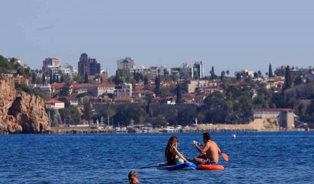 Türkiye’de karla mücadele başlarken, Antalya’da deniz mevsimi devam ediyor
