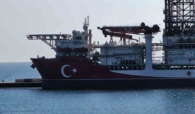 Türkiye’nin 228 metrelik denizdeki yeni gücü: Türkiye’nin rengine boyandı