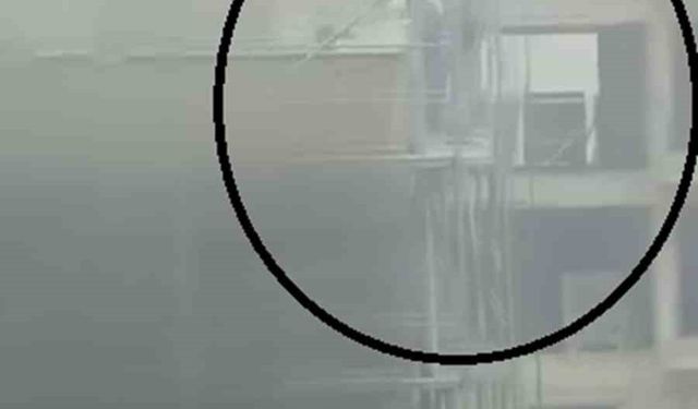 Yangına iskelede yakalanan işçilerin zor anları kamerada