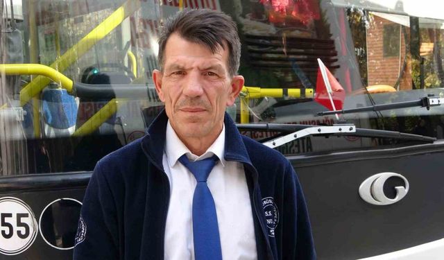 Yaralı köpeği kurtarmak için seferini yarıda bırakan halk otobüsü şoföründen insanlık dersi