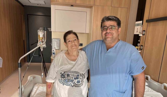 Yaşlı kadın omurga kırığı ameliyatı sorası yeniden yürümeye başladı