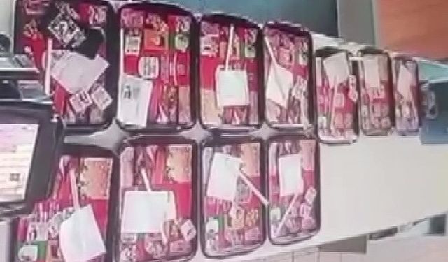 Yemek tepsisindeki cep telefonunu böyle çaldı