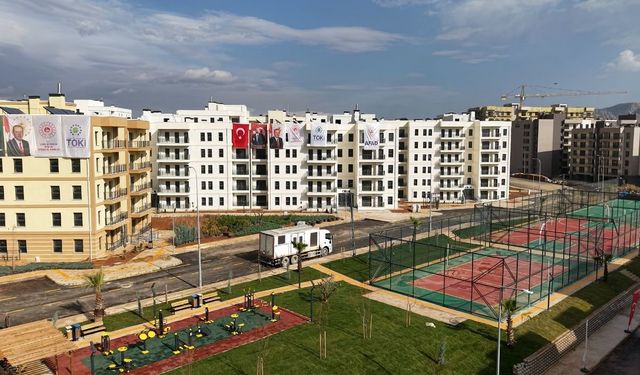 Yuvasına kavuşan depremzede vatandaş: "Evi gezdik çok güzel, hayallerimizin ötesinde"