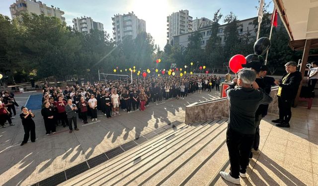 Adana’da aynı anda kanseri yenip okula dönen iki öğrenci, balonlarla karşılandı