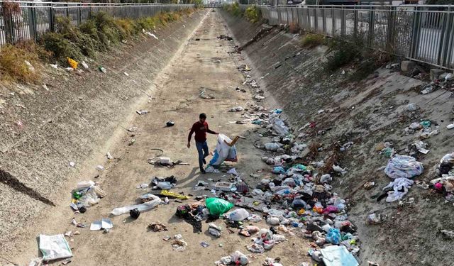 Adana’da sulama kanalları çöplüğe döndü