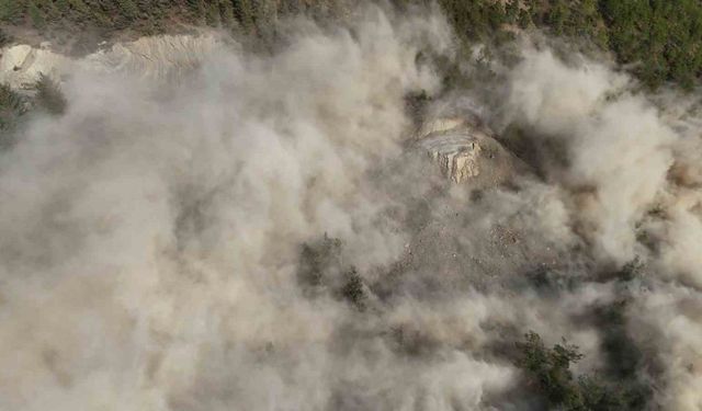 Adana’da yol yapım mücadelesi, patlama anı film sahnesini aratmadı