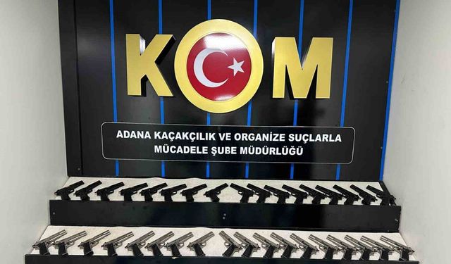Adana’daki suç örgütlerine silah getiren 2 şüpheli tutuklandı: 53 tabanca ele geçirildi