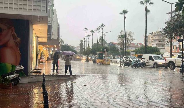 Alanya’da sağanak yağış ve dolu etkili oldu