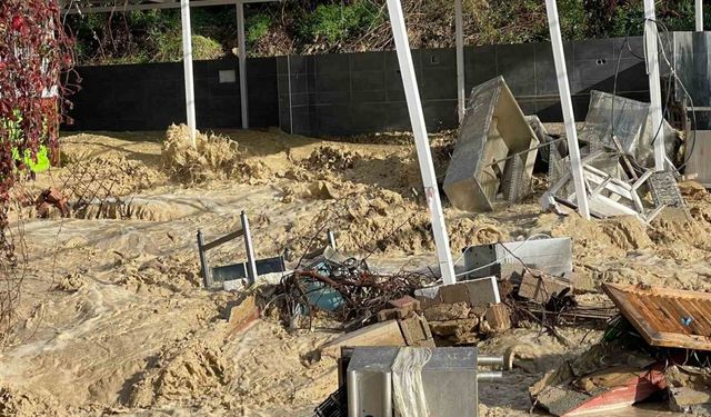 Alanya’da taşan dere 5 yıldızlı otelin sahildeki kafesini yıktı