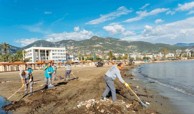 Alanya’da yağışın izleri silinmeye çalışılıyor
