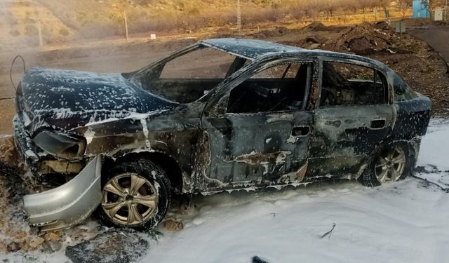 Alev alev yanan otomobil hurdaya döndü