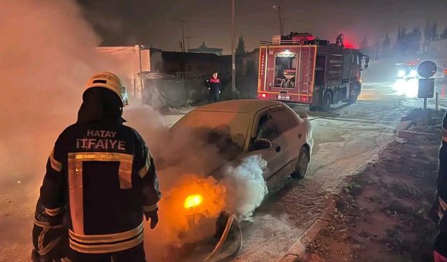 Antakya’da yanan otomobilde hasar oluştu