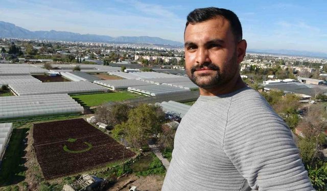 Antalya’da çiftçiler 1,5 dönümlük tarlaya 13 bin marulla Türk bayrağı deseni oluşturdu