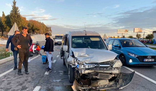 Arızalanan park halindeki otomobile hafif ticari araç çarptı: 2 yaralı