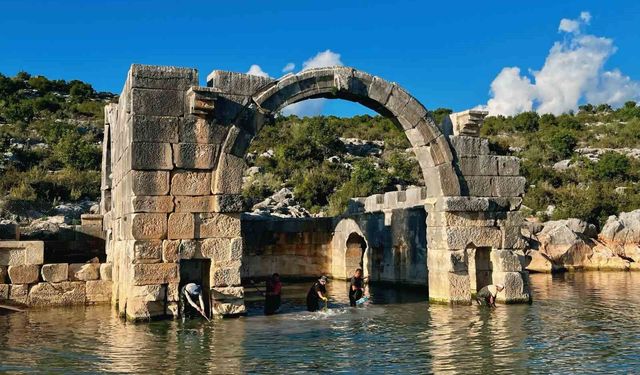 Arkeologların çamur ve suyun içinde bin 850 yıllık antik havuzu gün yüzüne çıkarma çabası