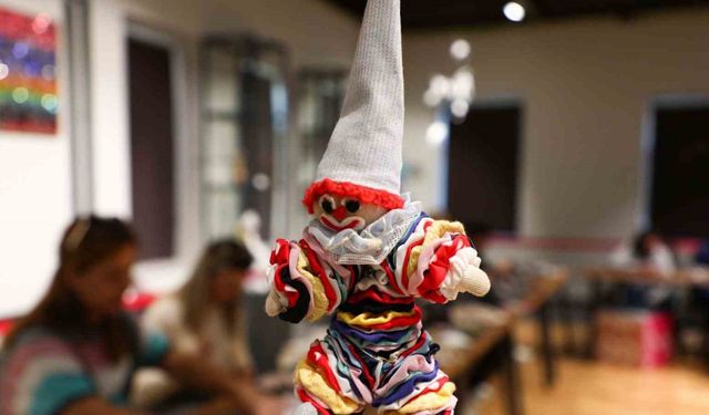 Atık kumaşlar kadınların emeğiyle yılbaşı maskotlarına dönüştü