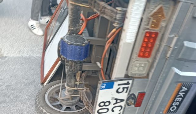 Burdur’da minibüsle üç tekerlekli motosiklet çarpıştı: 2 yaralı