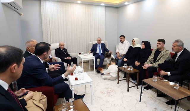 Cumhurbaşkanı Erdoğan, depremzede aileyi yeni yuvasında ziyaret etti